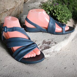 NWOT SOFTWALK ( 7 ) Tieli Flat Sandal in Navy Blue